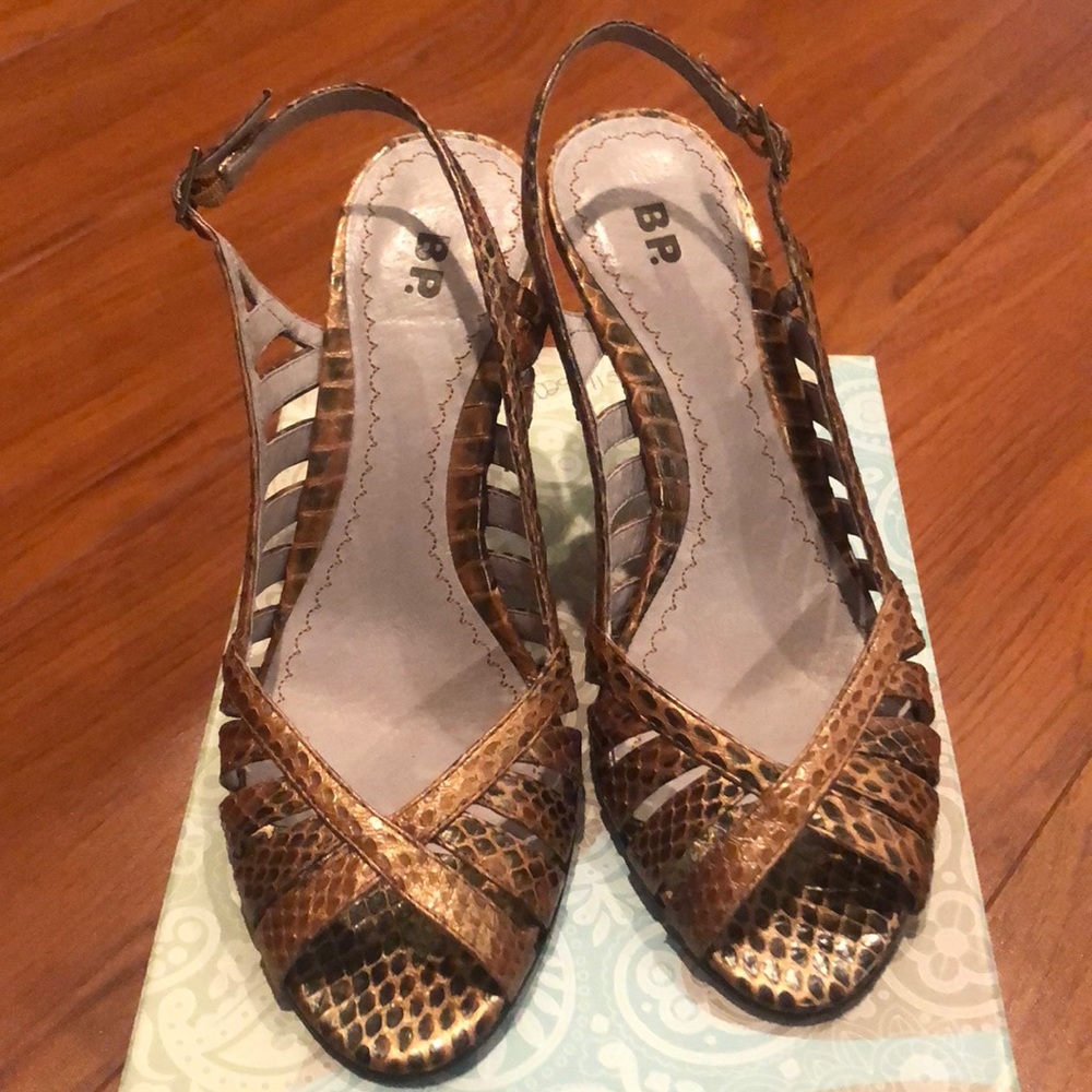 Bronze snack skin shoes